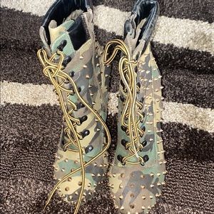 Super cute booties with spikes